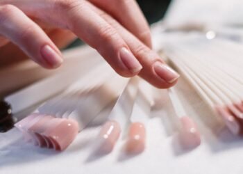 أهم 8 عادات و مكملات لأظافر صحية